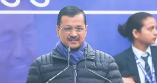 अरविंद केजरीवाल नई दिल्ली सीट से नामांकन भरते हुए