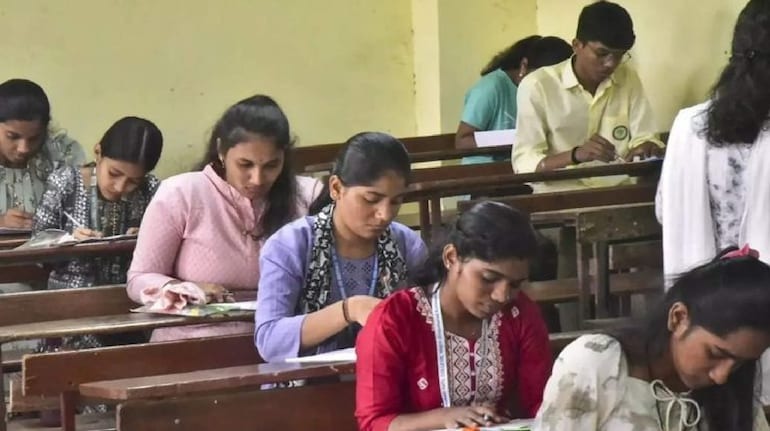 UPPSC PCS वालों, धड़कनें तेज कर लो! परीक्षा की पहली घंटी बजने वाली है, जानें कब आएगा आपका एडमिट कार्ड