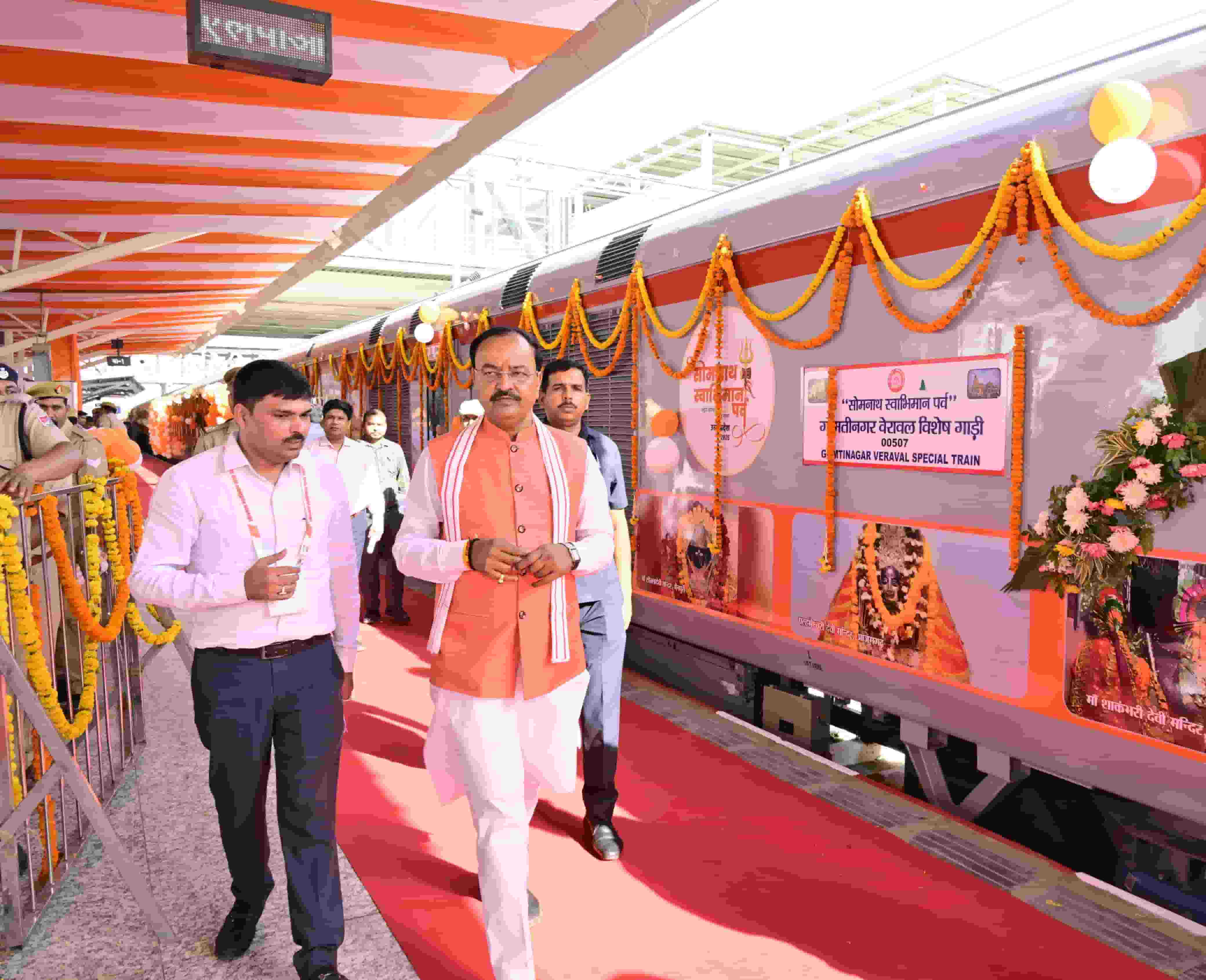 सोमनाथ स्वाभिमान यात्रा ट्रेन को किया रवाना, यूपी सरकार की प्रदर्शनी की केशव मौर्य ने का किया अवलोकन