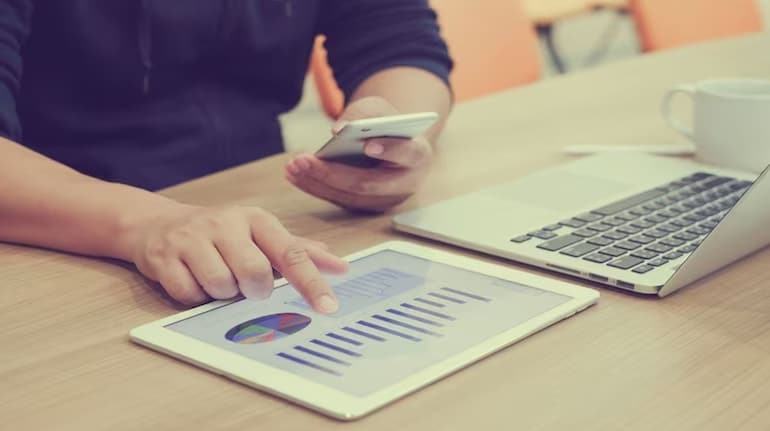 MF Investment Alert: बाजार की गिरावट में म्यूचुअल फंड्स ने दिखाया दम, मार्च में खरीदे ₹55,413 करोड़ के फाइनेंशियल स्टॉक्स; FII ने की भारी बिकवाली